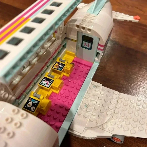 Lego Friends Heartlake City Airplane 41429 - Picture 7 of 8
